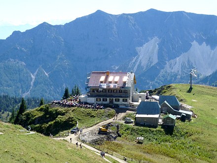 Rotwandhaus mit Sonnwendjoch im Hintergrund