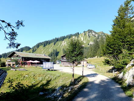 Obere Firstalm mit Bodenschneid im Hintergrund