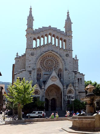 Esglesia Sant Bartomeu an der Placa de la Constitució