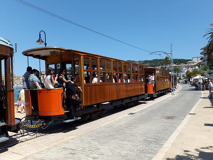 Historische Straßenbahn an der Strandpromenade von Port de Sóller