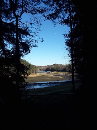 Abgesenkter Stausee