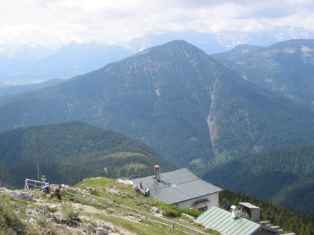 Heimgartenhütte mit Simetsberg im Hintergrund