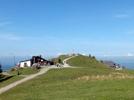 Hörnlehütte und Bergstation des Sessellifts (rechts)