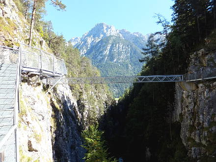 Panoramabrücke oberhalb der Leutaschklamm mit Karwendelblick