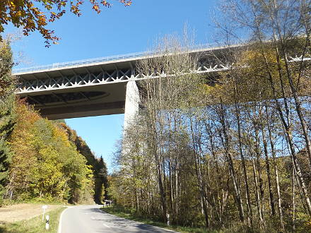 Autobahnbrücke (A8) über das Mangfalltal