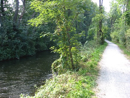 Würmkanal und Radweg gegenüber des M.A.N.-Geländes
