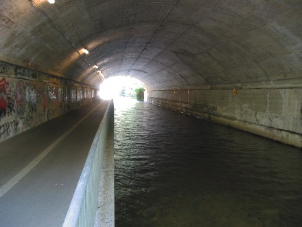Würm und Radlweg unter den Pasinger Bahngleisen