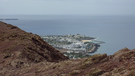 Blick vom Montaña Roja 196 m Richtung Playa Blanca