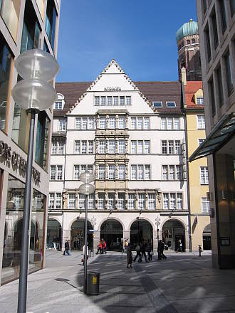 Kaufingerstraße, hier stand früher der Schöne Turm