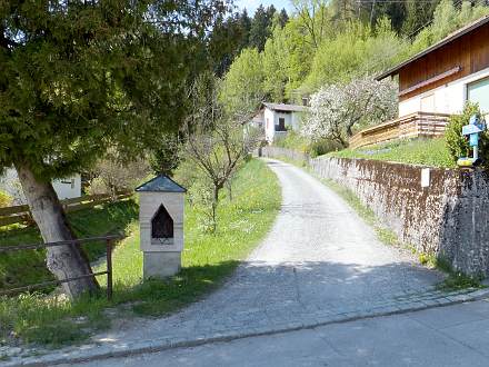 Einstieg in den Wanderweg im Ort Peißenberg