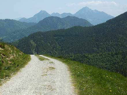 Abstieg mit Fernblick auf Breitenstein und Wendelstein