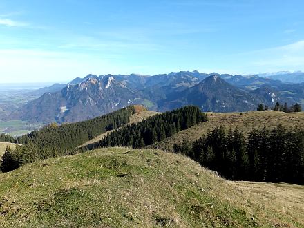 Almgelände mit Blick auf die Chiemgauer Alpen