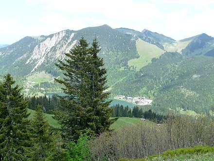 Der Spitzingsee. Im Hintergrund Jägerkamp, Aiplspitz und Rauhkopf